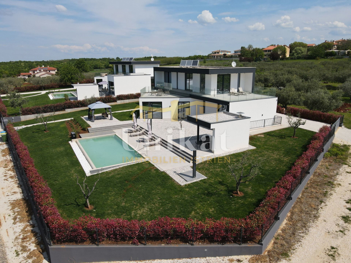 Moderna vila obdana z zelenjem in z razgledom na morje